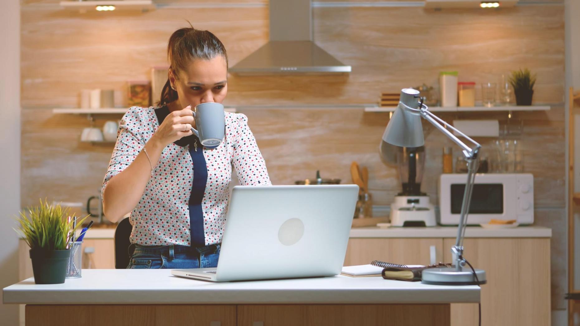 Команда финансовых консультантов работает с клиентами